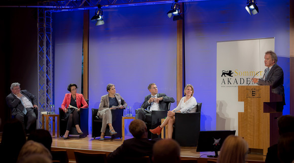 Sommerakademie Ressourcenwende – Herausforderungen und Chancen v.l.n.r. MdEP Reinhard Bütikhofer (industriepolitischer Sprecher der Grünen/EFA Fraktion), Prof. Dr. Christa Liedtke (Abteilungsleiterin für Nachhaltiges Produzieren und Konsumieren, Wuppertal Institut), Dr. Tanja Busse (Moderatorin), Dr. Hannes Spieth (Geschäftsführer Umwelttechnik BW, Kathrin Hartmann (Journalistin, Autorin „Die Grüne Lüge“), Franz Untersteller, MdL (Minister für Umwelt, Klima und Energiewirtschaft)