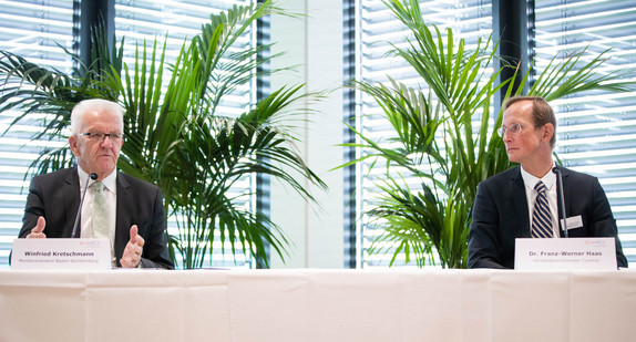 Pressekonferenz mit Ministerpräsident Winfried Kretschmann (l.) und dem Vorstandsvorsitzenden der CureVac AG, Franz-Werner Haas (r.) (Bild: © picture alliance/Christoph Schmidt/dpa)