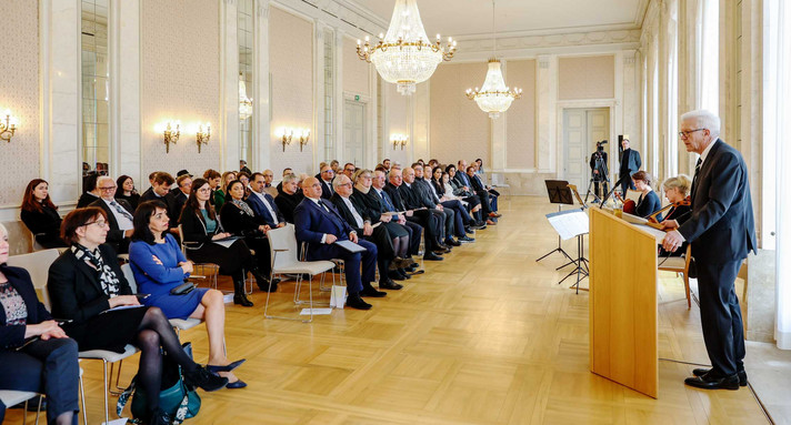 Ministerpräsident Winfried Kretschmann (rechts) bei seiner Ansprache zu den Gästen der Gedenkveranstaltung.