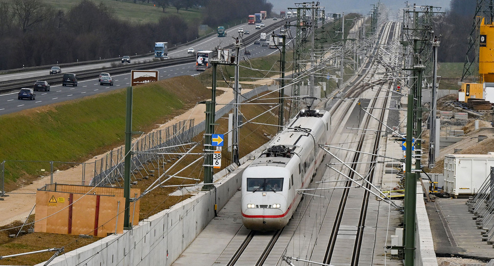 Ein Testzug der Deutschen Bahn (vierteilige ICE 1 Garnitur) fährt auf der Neubaustrecke Wendlingen Ulm.