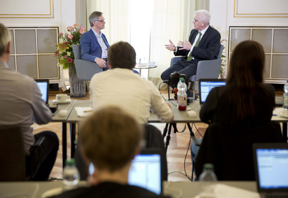 Ministerpräsident Winfried Kretschmann (h.r.) und Regierungssprecher Rudi Hoogvliet (h.l.)