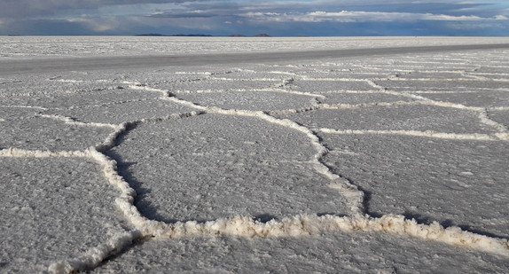 Blick auf den größten Salzsee der Welt, den Salar de Uyuni, im bolivianischen Hochland.