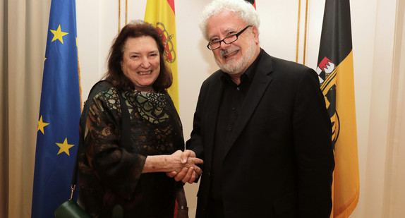 Staatsminister Klaus-Peter Murawski (r.) und die spanische Botschafterin Victoria Morera (l.) in der Villa Reitzenstein in Stuttgart
