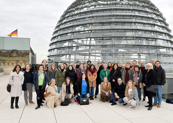 Berufliche Bildung Lehrerinnen und Lehrer aus dem beruflichen Schulwesen in Berlin Besuch beim Deutschen Bundestag: Die Gäste aus Baden-Württemberg vor der Kuppel des Reichstagsgebäudes.