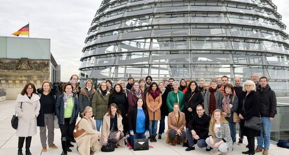 Besuch beim Deutschen Bundestag: Die Gäste aus Baden-Württemberg vor der Kuppel des Reichstagsgebäudes.