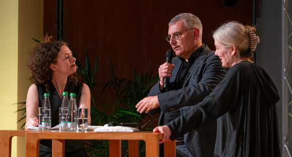 Netzwerkveranstaltung Treffen der baden-württembergischen Kulturschaffenden in Berlin V.l.n.r.: Shelly Kupferberg, Kulturstaatssekretär Arne Braun und Prof. Dr. Marion Ackermann