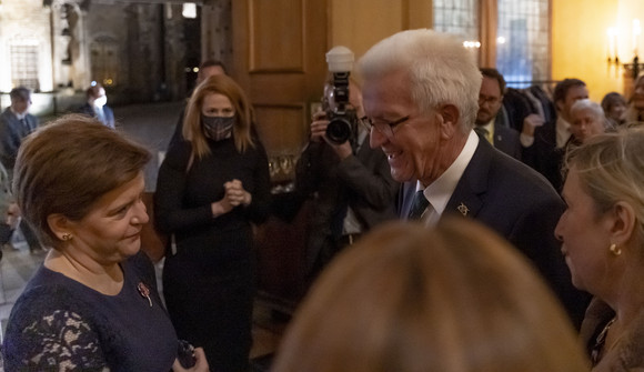 Ministerpräsident Winfried Kretschmann (rechts) im Gespräch mit Schottlands Regierungschefin Nicola Sturgeon (links)