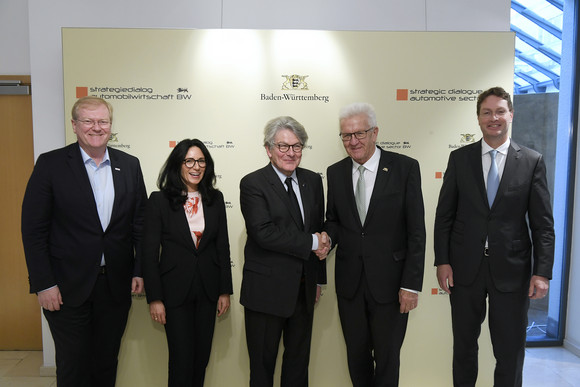 von links nach rechts: Dr. Stefan Hartung, Vorsitzender der Geschäftsführung der Robert Bosch GmbH, Barbara Frenkel, Mitglied des Vorstands der Dr. Ing h.c. F. Porsche AG, Thierry Breton, EU-Kommissar für Binnenmarkt und Dienstleistungen,  Ministerpräsident Winfried Kretschmann und Ola Källenius, Vorstandsvorsitzender der Mercedes-Benz Group AG