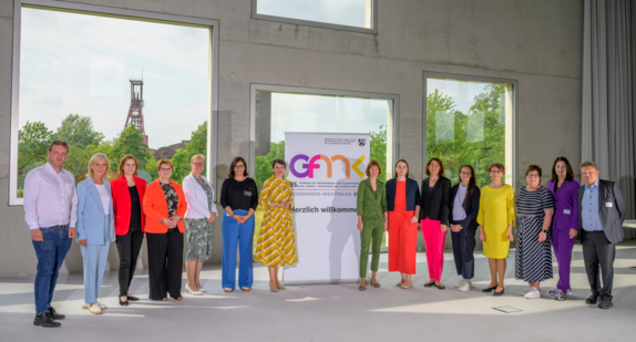 Die Teilnehmenden der GFMK haben sich zum Gruppenbild aufgestellt.