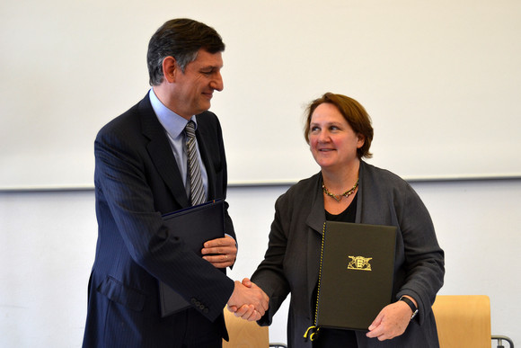 Staatssekretärin Theresa Schopper (r.) und der stellvertretende Ministerpräsident und Minister für Wirtschaft, Handel und wirtschaftliche Rahmenbedingungen von Rumänien, Costin Borc (l.) bei der 8. Sitzung der Gemischten Regierungskommission zwischen Baden-Württemberg und Rumänien