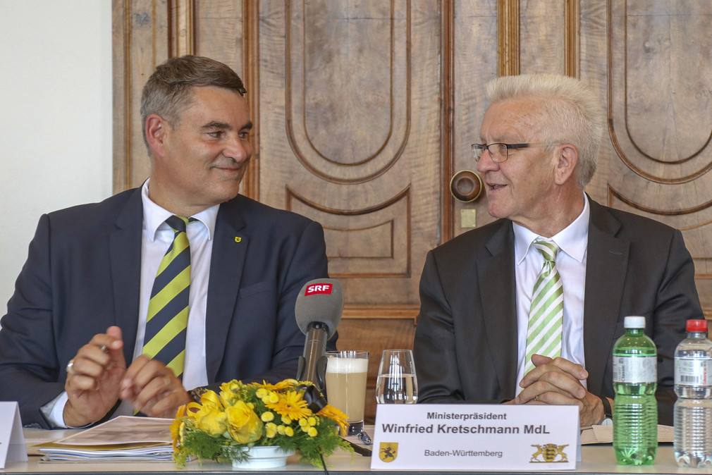 Ministerpräsident Winfried Kretschmann (r.) und Christian Amsler (l.), Regierungspräsident des Kantons Schaffhausen, bei einer Pressekonferenz