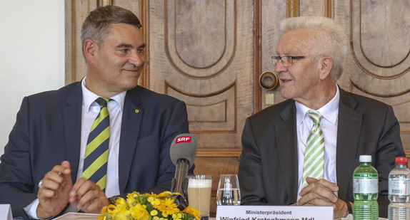 Ministerpräsident Winfried Kretschmann (r.) und Christian Amsler (l.), Regierungspräsident des Kantons Schaffhausen, bei einer Pressekonferenz