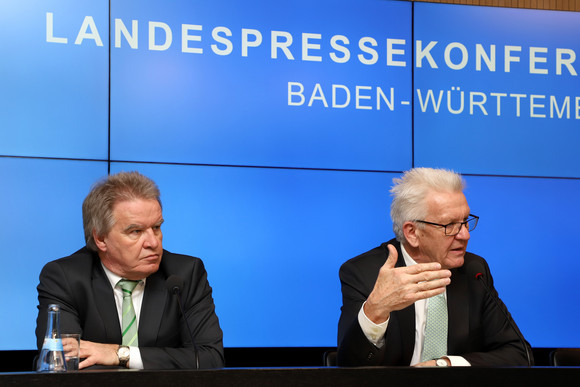 Ministerpräsident Winfried Kretschmann (r.) und Umweltminister Franz Untersteller (l.) bei der Regierungspressekonferenz (Bild: Staatsministerium Baden-Württemberg)