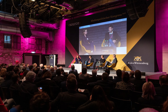 Panel 1 (Macht & Medien): Gesprächsrunde mit (v.l.n.r.) Bettina Schausten, Dr. Robert Habeck, Markus Beckedahl und Moderator Joachim Dorfs (Bild: Staatsministerium Baden-Württemberg)