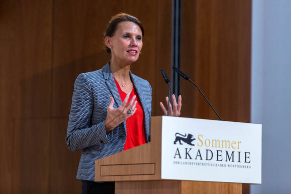 7. Sommerakademie Verbieten, zahlen oder ködern? Umweltschutz zwischen Ordnungsrecht und Marktwirtschaft Rita Schwarzelühr-Sutter, Parlamentarische Staatssekretärin im Bundesministerium für Umwelt-, Naturschutz und nukleare Sicherheit