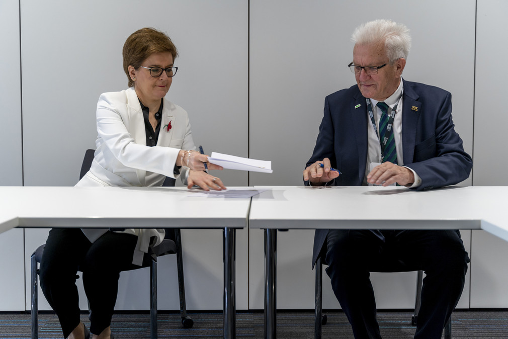 Schottlands Regierungschefin Nicola Sturgeon (links) und Ministerpräsident Winfried Kretschmann (rechts) bei der Unterzeichnung der Edinburgh-Erklärung