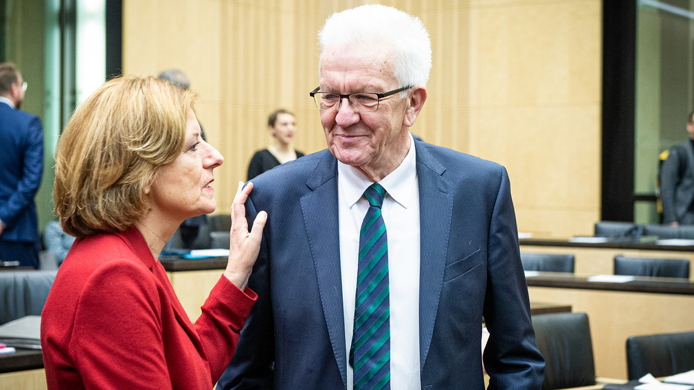 Ministerpräsident Winfried Kretschmann im Gespräch mit Ministerpräsidentin Malu Dreyer im Bundesrat
