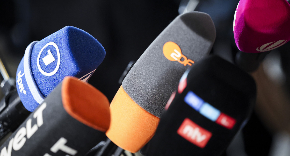 Mikrofone bei einem Medienstatement