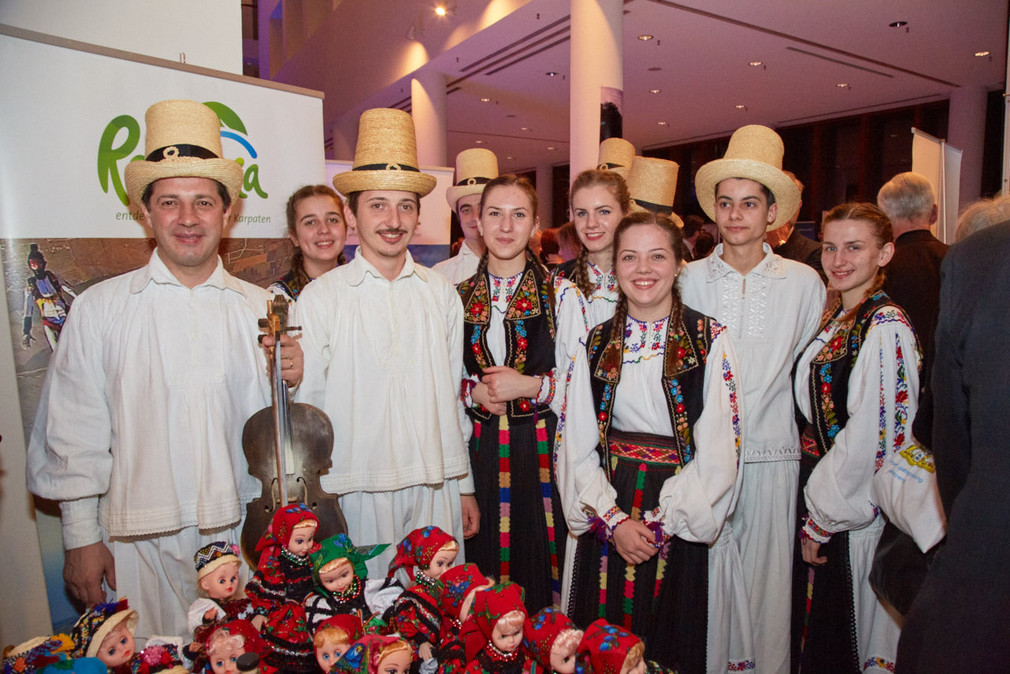 Rumänische Tanzgruppe aus dem Kulturkreis Carei mit den Sängern Taraful Ceatera 