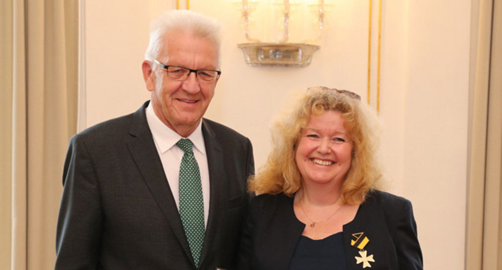 Barbara Traub (r.) bekommt den Landesverdienstorden von Ministerpräsident Winfried Kretschmann (l.) überreicht. (Foto: © Staatsministerium Baden-Württemberg)