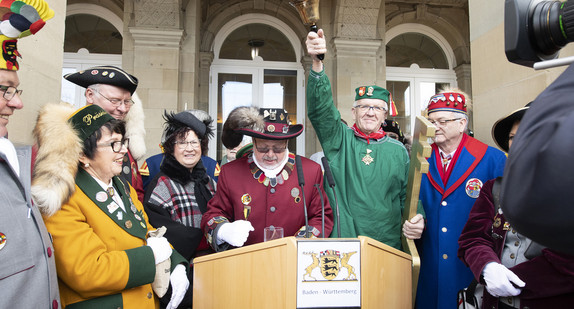 Präsident Roland Wehrle (Vereinigung Schwäbisch-Alemannischer Narrenzünfte) ruft im Beisein von Ministerpräsident Winfried Kretschmann und den eingeladenen Narren die Fasnet aus (Bild: Staatsministerium Baden-Württemberg)