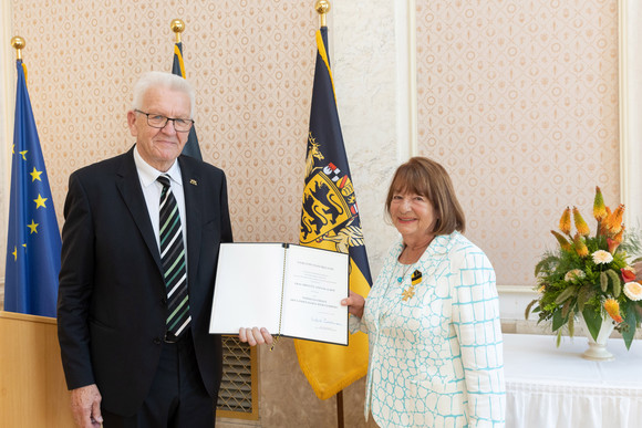 Ministerpräsident Winfried Kretschmann (l.) und Brigitte Vöster-Alber (r.)