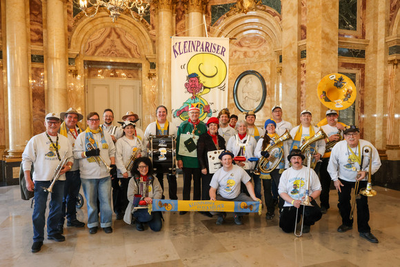 Gruppenbild mit der Musikkapelle „Kleinpariser Fleckahuper“ der Narrenzunft Ergenzingen