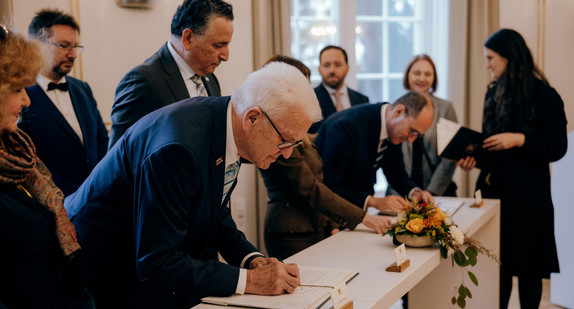 Ministerpräsident Winfried Kretschmann, Prof. Barbara Traub, Vorstandsvorsitzende der IRG Württemberg, sowie Rami Suliman, Vorstandsvorsitzender der IRG Baden, unterzeichnen den Änderungsvertrag zum Staatsvertrag mit den Israelitischen Religionsgemeinschaften.