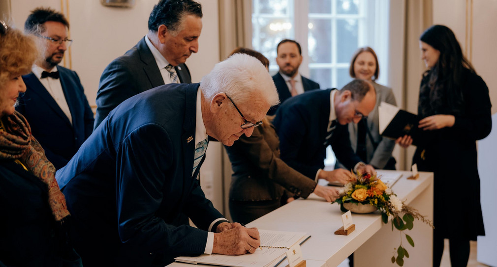 Ministerpräsident Winfried Kretschmann, Prof. Barbara Traub, Vorstandsvorsitzende der IRG Württemberg, sowie Rami Suliman, Vorstandsvorsitzender der IRG Baden, unterzeichnen den Änderungsvertrag zum Staatsvertrag mit den Israelitischen Religionsgemeinschaften.