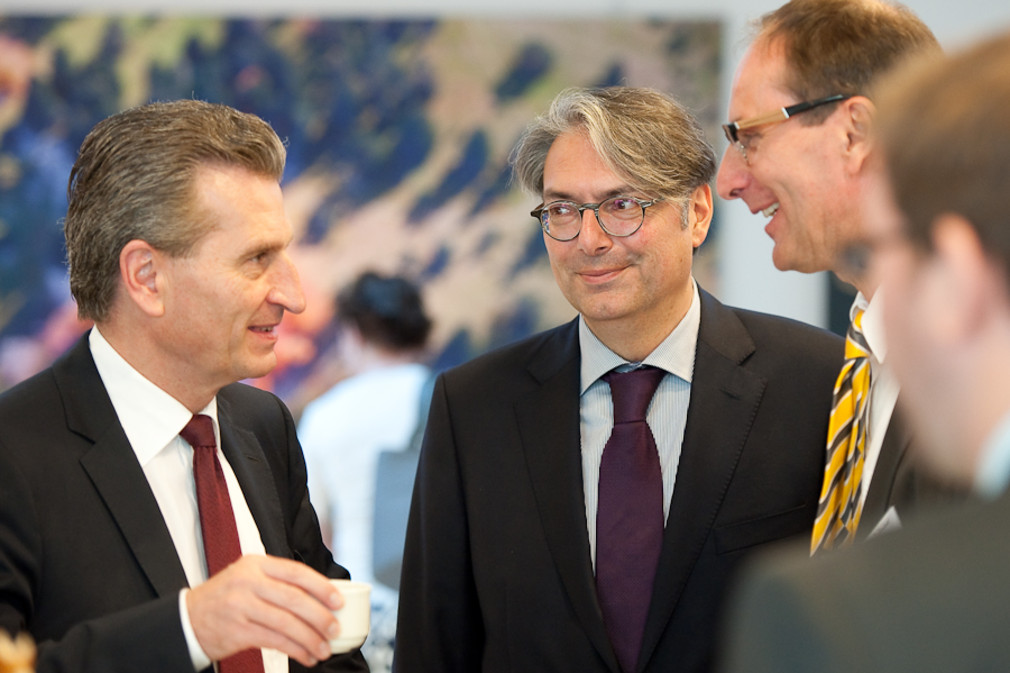 EU-Energiekommissar Günther H. Oettinger (l.) und Johannes Jung (M.), Leiter der Landesvertretung Brüssel, im Gespräch