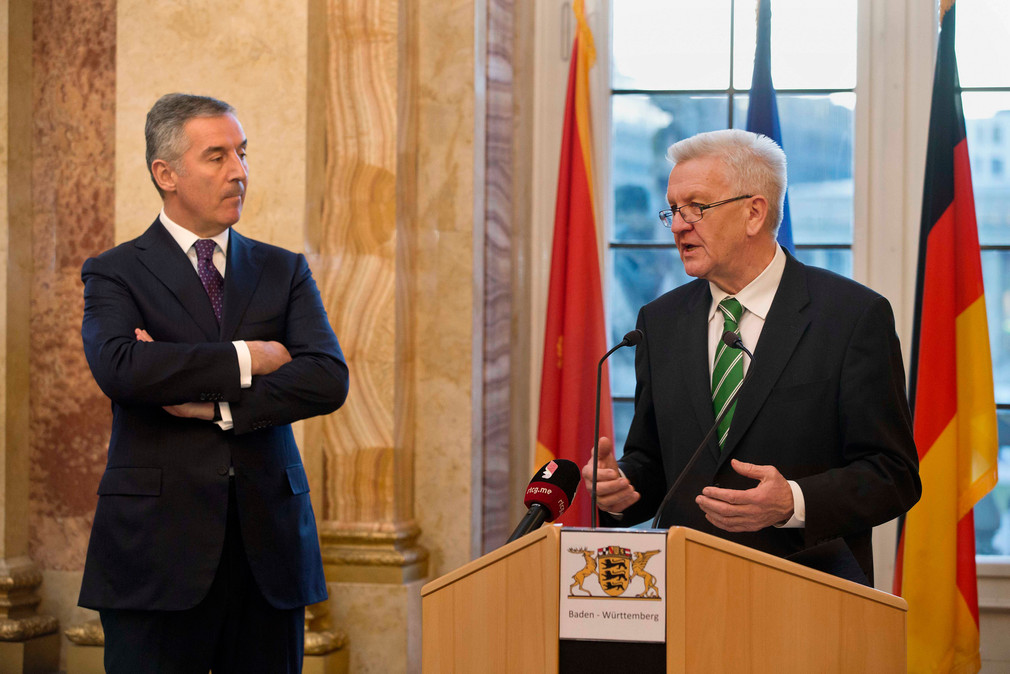 Ministerpräsident Winfried Kretschmann (r.) und der Ministerpräsident von Montenegro, Milo Đukanović (l.)