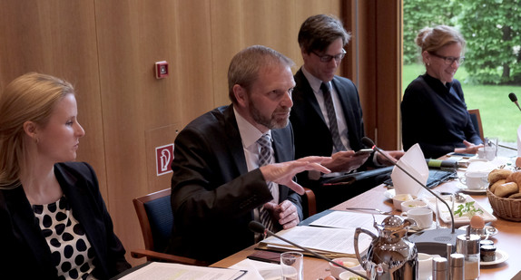 Staatssekretär Volker Ratzmann informiert über wichtige Punkte der Bundesratssitzung