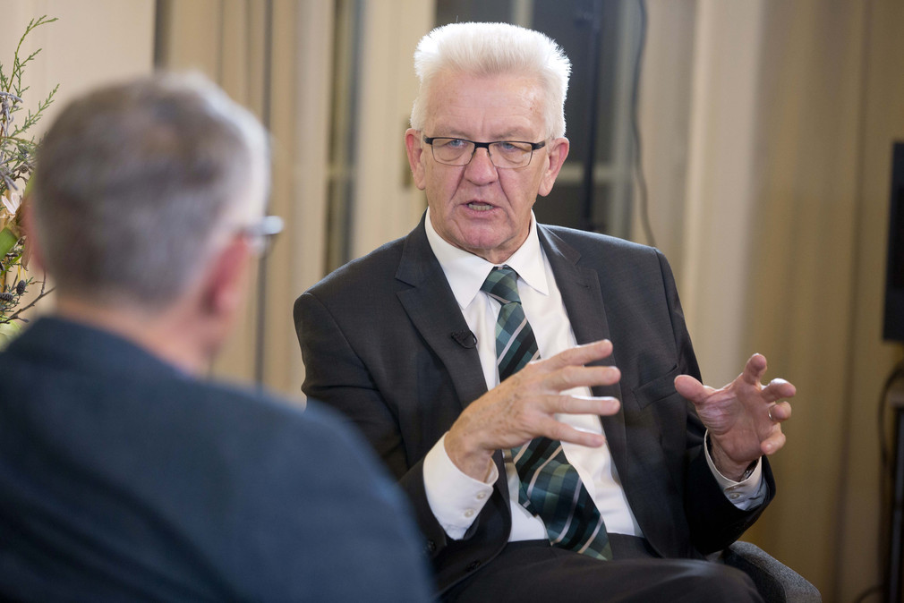 Ministerpräsident Winfried Kretschmann (r.) beantwortet Fragen bei der Online-Bürgersprechstunde