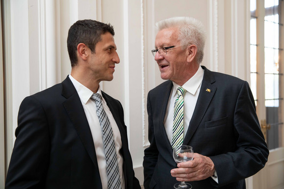 Ministerpräsident Winfried Kretschmann (r.) im Gespräch mit Marcel Goc (l.)