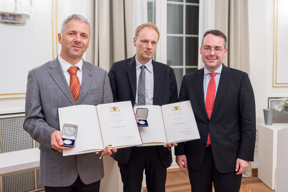 Minister Peter Friedrich (r.), Klaus Riexinger (M.) und Detlef Ernst (l.)