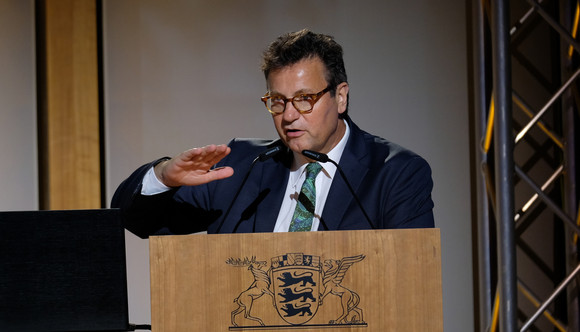 „Patient“ Ländlicher Raum? – Nicht in Baden-Württemberg! Aktuelle Projekte und Lösungsansätze Peter Hauk MdL, Minister für Ländlichen Raum und Verbraucherschutz Baden-Württemberg