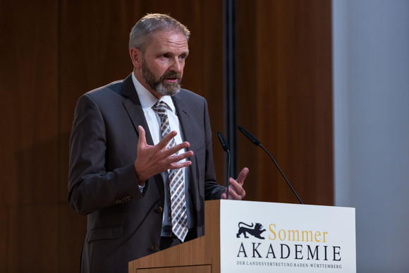 7. Sommerakademie Verbieten, zahlen oder ködern? Umweltschutz zwischen Ordnungsrecht und Marktwirtschaft Staatssekretär Volker Ratzmann, Bevollmächtigter des Landes Baden-Württemberg beim Bund
