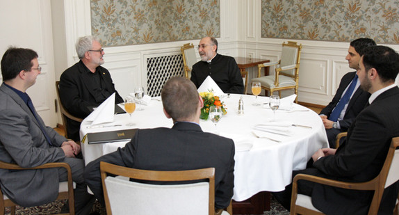 Staatssekretär Klaus-Peter Murawski spricht am 17. Januar 2013 in der Villa Reitzenstein in Stuttgart mit Vertretern der Syrisch-orthodoxen Kirche von Antiochien.