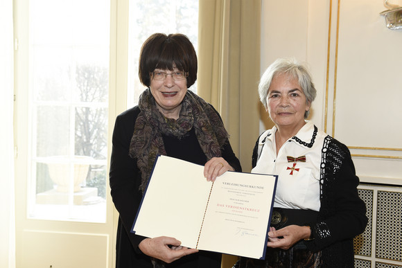 Die Staatsrätin für Zivilgesellschaft und Bürgerbeteiligung, Gisela Erler (l.) und Ilse Bäumer (r.)