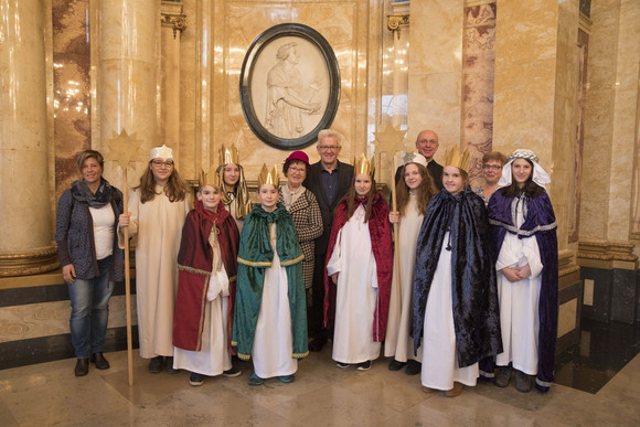 Ministerpräsident Winfried Kretschmann und seine Frau Gerlinde (M.) mit den Sternsingern der Kirchengemeinde St. Lukas – Teilgemeinde zum Heiligen Bruder Klaus (Reutlingen)