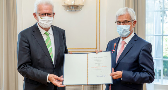 Ministerpräsident Winfried Kretschmann (l.) und Landrat Klaus Pavel (r.) (Bild: Staatsministerium Baden-Württemberg)