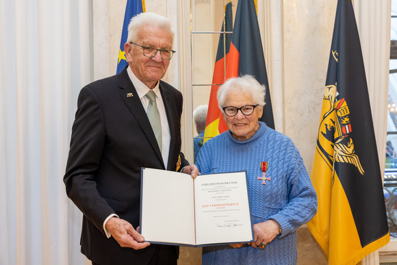 Ministerpräsident Winfried Kretschmann (links) und Christa Graf (rechts)
