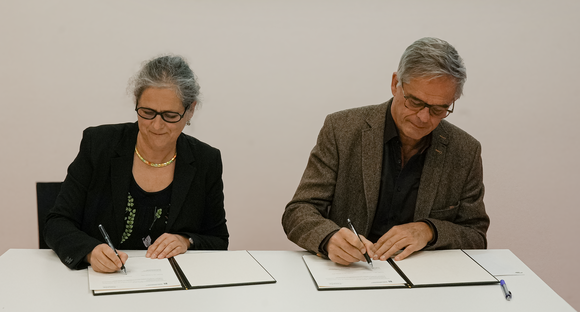 Entwicklungspolitik Hoogvliet unterzeichnet Memorandum of Understanding mit finep Petra Schmettow, Vorständin von finep und Rudi Hoogvliet, Staatssekretär für Medienpolitik und Bevollmächtigter des Landes Baden-Württemberg beim Bund beim unterzeichnen des Memorandum of Understanding