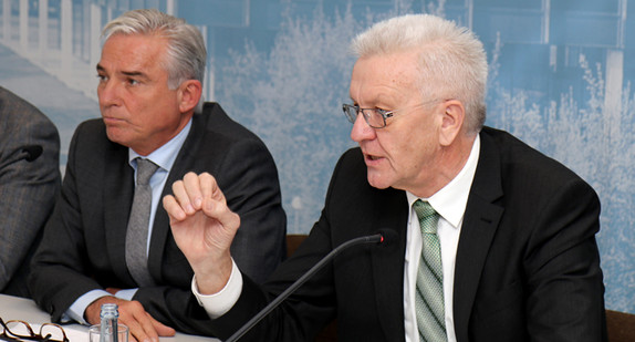 Ministerpräsident Winfried Kretschmann (r.) und Innenminister Thomas Strobl (l.) bei der Regierungspressekonferenz