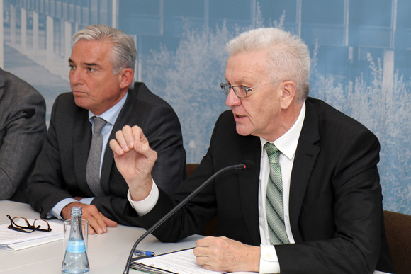 Ministerpräsident Winfried Kretschmann (r.) und Innenminister Thomas Strobl (l.)