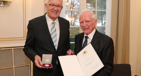 Ministerpräsident Winfried Kretschmann (l.) und Professor Harald zur Hausen (r.)