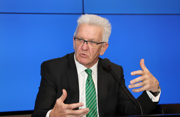 Ministerpräsident Winfried Kretschmann bei der Regierungspressekonferenz (Bild: Staatsministerium Baden-Württemberg)