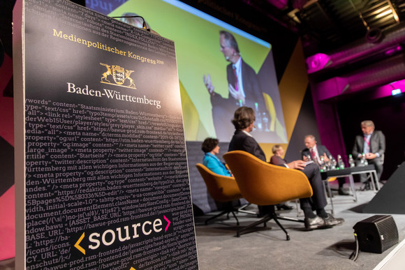 Panel 4 (Mensch & Maschine): Gesprächsrunde mit (v.l.n.r.) Prof. Dr. Petra Grimm, Prof. Dr. Bernhard Pörksen, Marina Weisband (verdeckt), Prof. Bascha Mika, Stefan Raue und Moderator Dr. Hendrik Groth (Bild: Staatsministerium Baden-Württemberg)