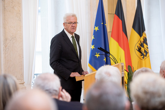 Ministerpräsident Winfried Kretschmann bei seiner Ansprache zu den Gästen (Bild: Staatsministerium Baden-Württemberg)