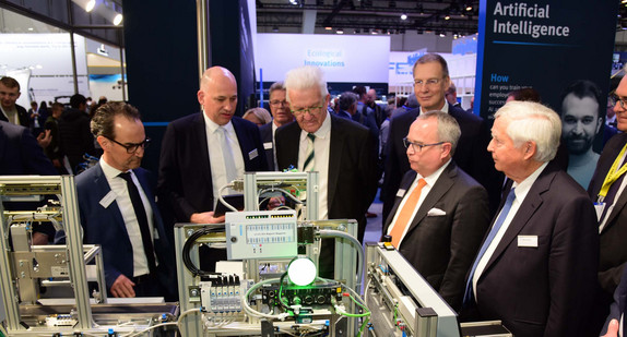 Ministerpräsident Winfried Kretschmann (Mitte) bei seinem Rundgang über die Hannover Messe.